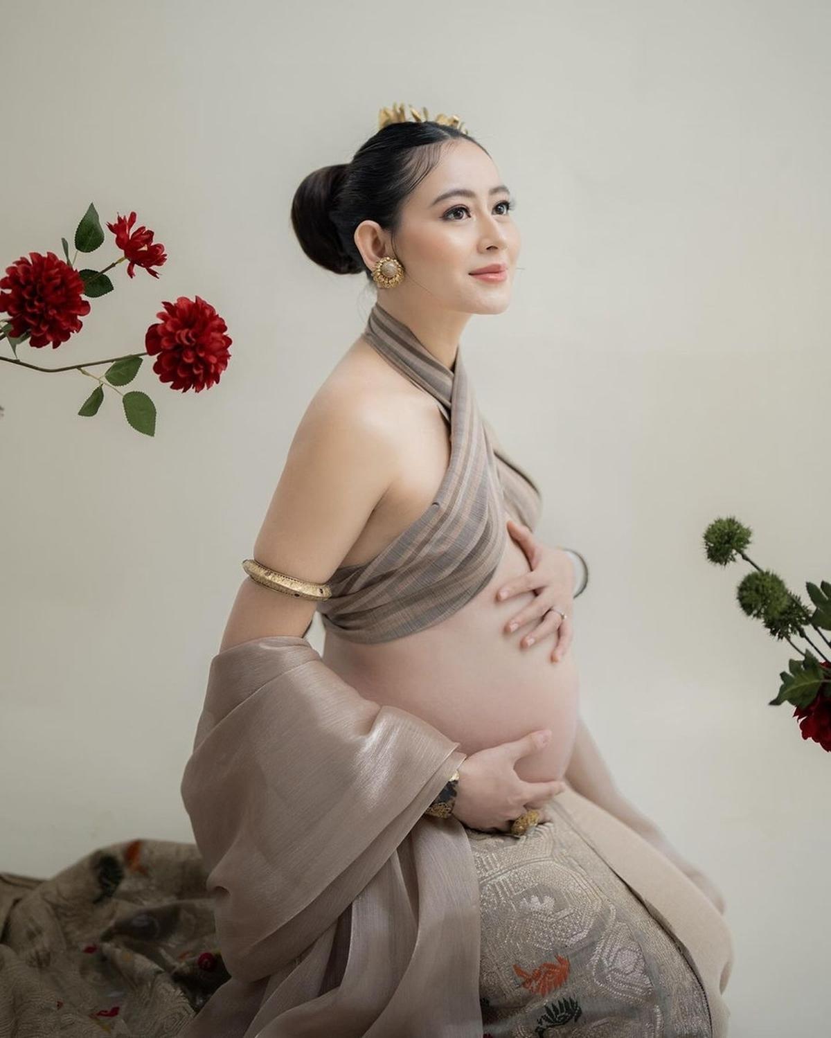 Kelahiran Anak Pertama Laura Theux dan Indra Brotolaras