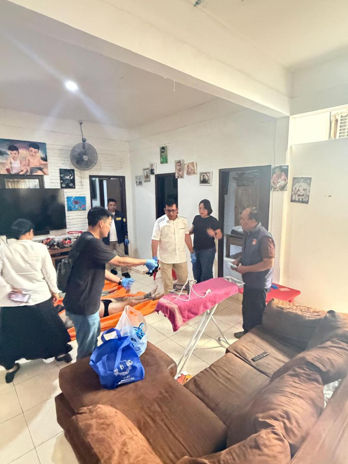 Kepolisian mengolah tkp wn australia dan dua anak meninggal di Legian Bali. (Dokumentasi Humas Polda Bali).