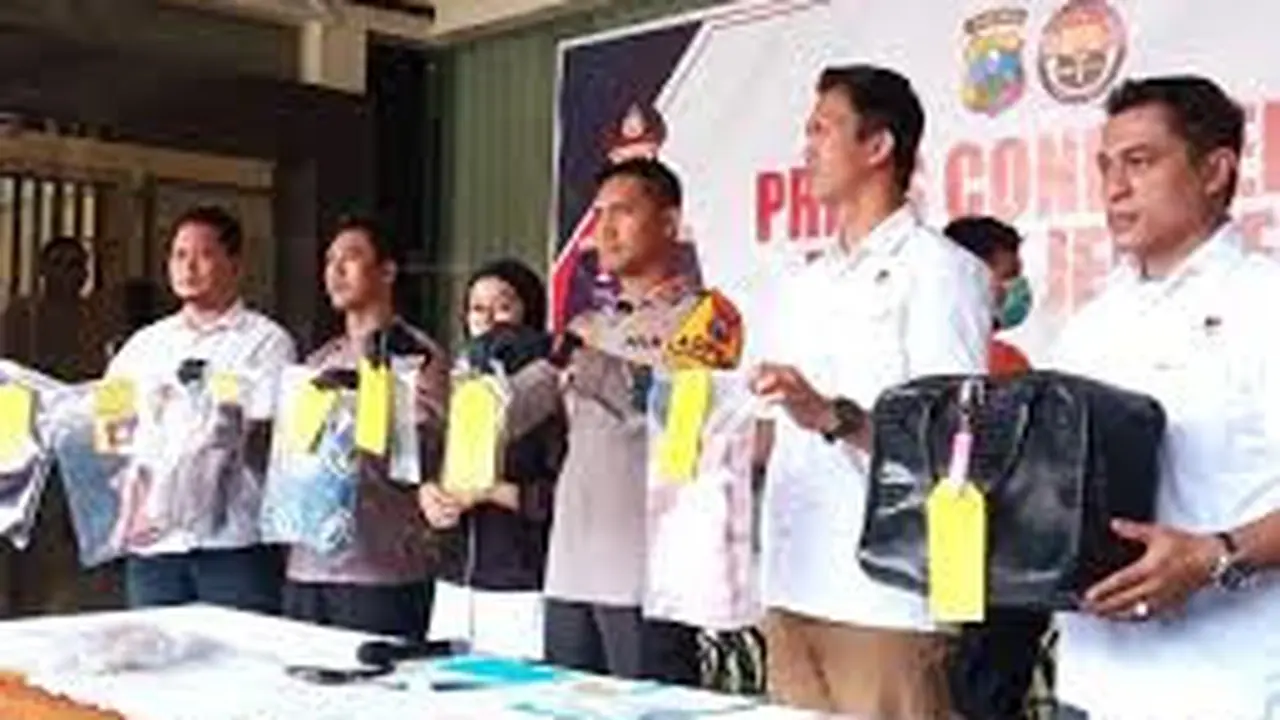 Kapolres Jember AKBP Bayu Pratama Gabunagi  tunjukan barang bukti obat aborsi (Istimewa)
