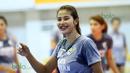 Dian Wijayanti tetap bersemangat saat berlatih bersama Timnya Jakarta Elektrik PLN pada Lanjutan Proliga 2016. (Bola.com/Nicklas Hanoatubun)