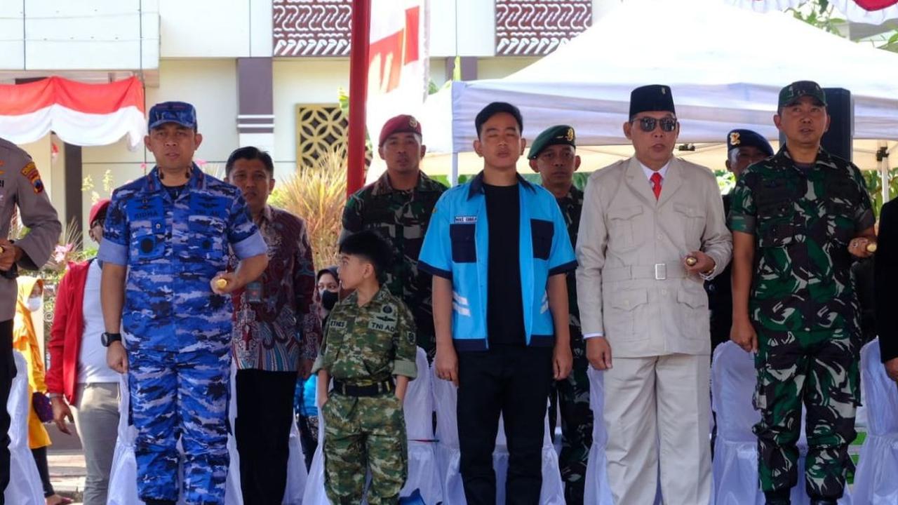 Dalam pawai tersebut, Gibran ditemani putranya, Jan Ethes Srinarendra yang mengenakan baju tentara. Sementara Wakil Wali Kota Solo Teguh Prakosa mengenakan setelan jas khas proklamator Soekarno.