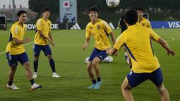 Para pemain saat mengikuti sesi latihan tim di Doha, Qatar, Minggu, 4 Desember 2022. Jepang berhasil lolos ke babak 16 besar Piala Dunia 2022 sebagai juara Grup E. (AP Photo/Eugene Hoshiko)