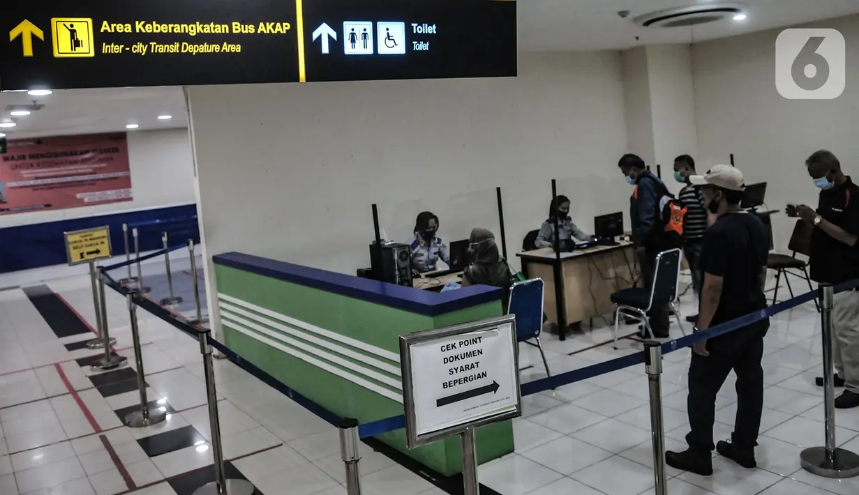 Calon penumpang mengurus dokumen sebelum menggunakan jasa bus AKAP di Terminal Pulogebang, Jakarta, Selasa (27/10/2020). Memasuki libur panjang, jumlah penumpang bus antarkota antarprovinsi (AKAP) di Terminal Pulogebang tujuan Jawa dan Sumatera mengalami peningkatan. (merdeka.com/Iqbal S. Nugroho)