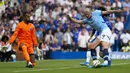 Pemain Manchester City, Erling Haaland berusaha mencetak gol dibayangi pemain Chelsea, Marc Cucurella pada laga Liga Inggris 2024/2025 di Stamford Bridge, London, Inggris, Minggu (18/08/2024) WIB. (AP Photo/Dave Shopland)