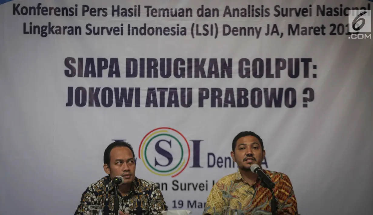 Peneliti LSI Denny JA, Ikrama Masloman dan M Khotib merilis survei bertajuk 'Siapa Dirugikan Golput: Jokowi atau Prabowo?,  Jakarta, Selasa (19/3). Jokowi-Maruf dirugikan jika golput terjadi di segmen minoritas, milenial.  (Liputan6.com/Faizal Fanani)