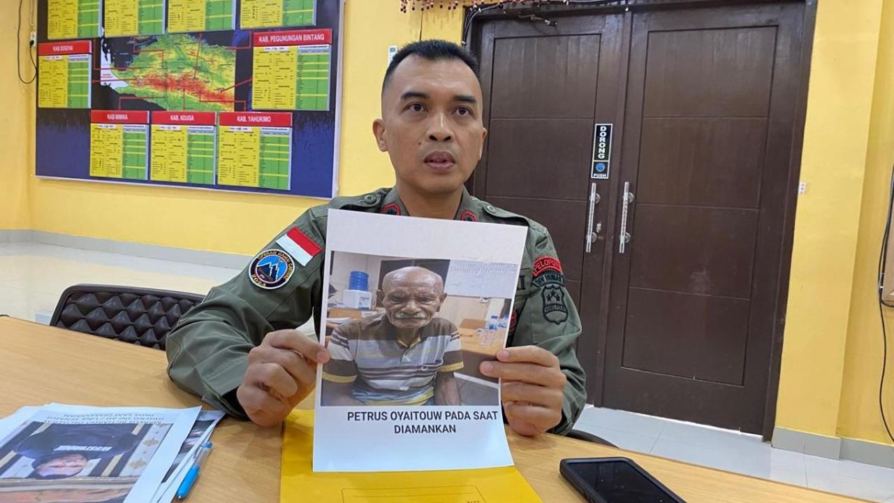 Berdasarkan keterangan tersangka MO, Petrus Oyaitouw telah menjual kepadanya dua pucuk senjata api laras pendek.