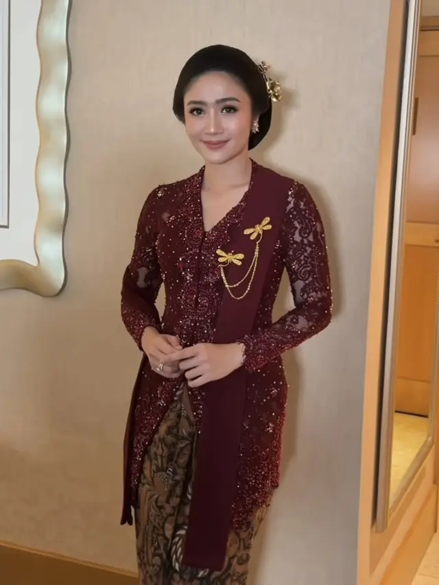 Febby Rastanty di Pernikahan sang Adik kenakan kebaya. [@febbyrastanty]
