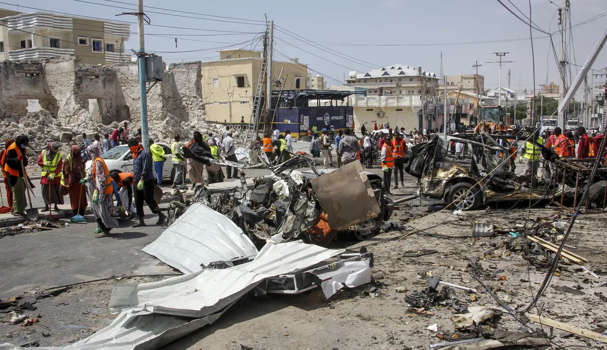 Tim penyelamat di lokasi pemboman di Mogadishu, Somalia (13/2/2021). Petugas polisi Abdullahi Aden, mengatakan bom meledak sekitar pukul 09.00 waktu setempat di kawasan yang semestinya steril karena dalam penjagaan ketat petugas. (AP Photo/Farah Abdi Warsameh)