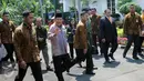 Wapres Jusuf Kalla melambaikan tangan usai menutup musabaqoh hafalan Al Quran dan Hadits di Istana Wakil Presiden, Jakarta, Kamis (21/4/2016). 150 peserta dari 25 negara mengikuti acara yang digelar di Masjid Istiqlal. (Liputan6.com/Helmi Fithriansyah)