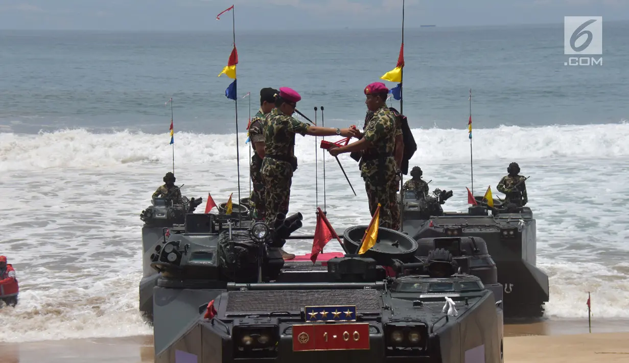 Penyerahan baret ungu sebagai tanda pengangkatan Panglima TNI Marsekal Hadi Tjahjanto (kiri) menjadi warga kehormatan Korps Marinir di Pantai Nganteb, Malang, Jawa Timur, Kamis (22/2). (Liputan6.com/HO/Marinir TNI-AL)