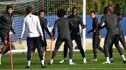 Pemain Chelsea Marcos Alonso (kiri) bersama rekan-rekannya berlatihan jelang menghadapi Ajax Amsterdam pada laga Liga Champions di Cobham Chelsea, Stoke D'Abernon, London, Inggris, Selasa (22/10/2019). Pelatih Chelsea Frank Lampard menegaskan tidak takut bertandang ke markas Ajax. (Glyn KIRK/AFP)