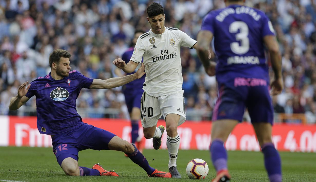 Gelandang Real Madrid, Marco Asensio, berusaha melewati pemain Celta Vigo pada laga La Liga 2019 di Stadion Santiago Bernabeu, Sabtu (16/3). Real Madrid menang 2-0 atas Celta Vigo. (AP/Paul White)