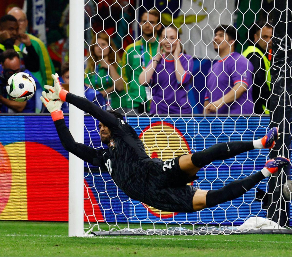 Aksi heroik kiper Portugal, Diogo Costa saat menggagalkan tendangan penalti pemain Slovenia dalam babak 16 besar Euro 2024 di Stadion Frankfurt Arena, Frankfurt, Jerman, pada Selasa (2/7/2024). Portugal berhasil mengamankan tiket perempat final Euro 2024 
