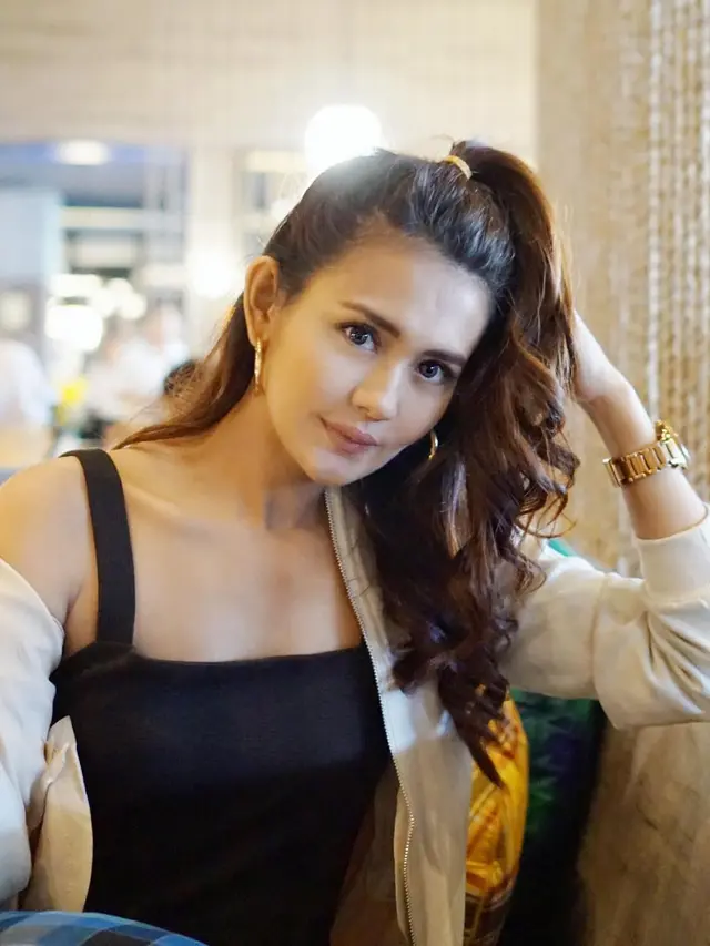 Sering Digosipkan Dengan Ifan Seventeen, Begini Potret Juliana Moechtar