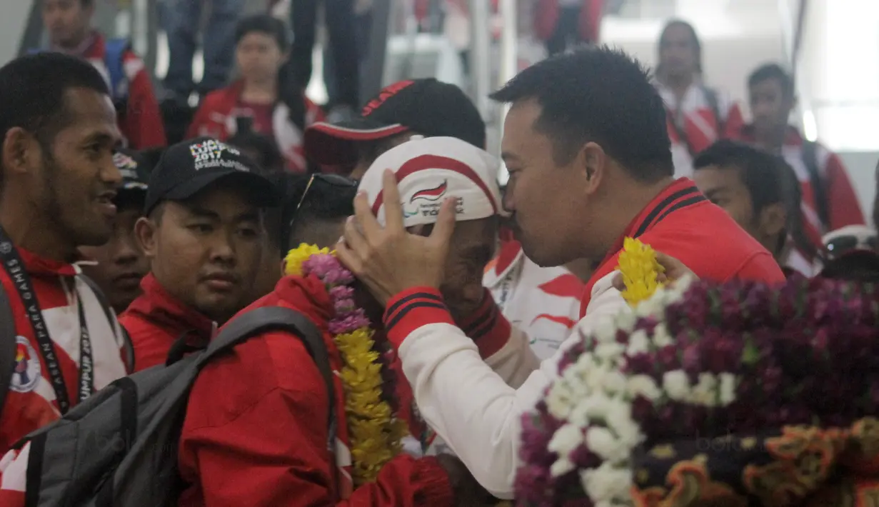 Menpora, Imam Nahrawi menyambut kontingen Indonesia yang mengikuti ASEAN Paragames 2017 di Bandara Adi Soemarmo, Solo, (24/9/2017). Indonesia berhasil meraih juara umum dengan meraih 26 medali emas 75 perak dan 50 perunggu.  (Bola.com/Ronal Seger)