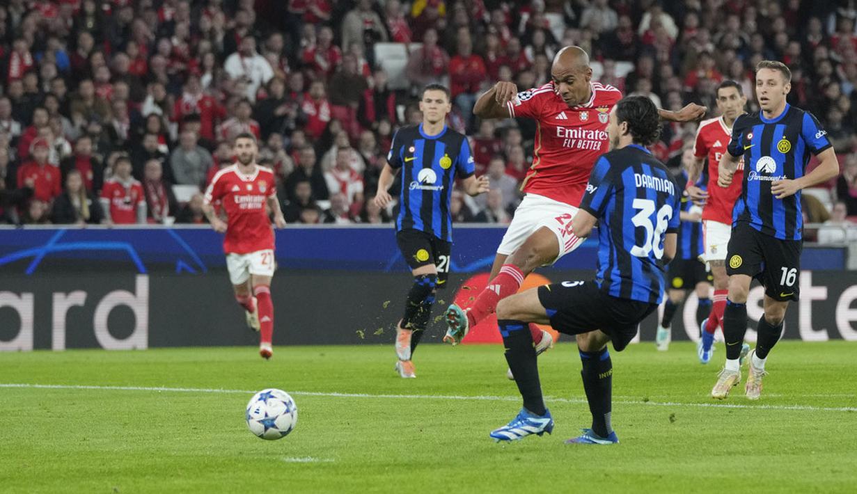 Pemain Benfica, Joao Mario, mencetak gol pertama ke gawang Inter Milan pada laga grup D Liga Champions di Stadion the Luz, Rabu (29/11/2023). (AP Photo/Armando Franca)