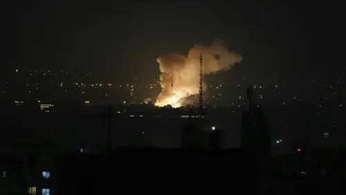 <p>Asap mengepul setelah serangan udara Israel ke&nbsp;Teheran, Iran, Jumat (13/6/2025). (Dok. AP/Vahid Salemi)</p>