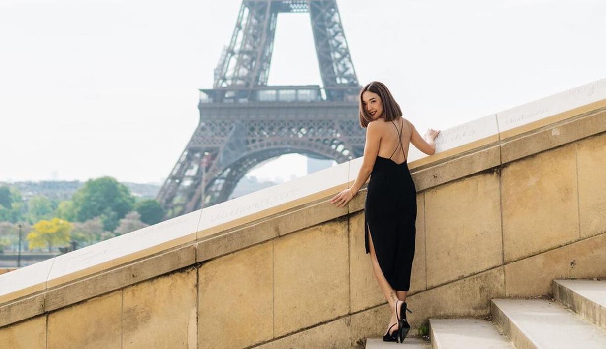 Saat berpose di dekat menara Eiffel, Gisella Anastasia terlihat anggun memakai dress berwarna hitam. Penampilannya terlihat makin memukau dengan high heels yang digunakannya.(Liputan6.com/IG/@gisel_la)