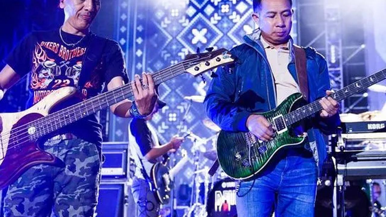 Agus Subiyanto merupakan salah satu perwira tinggi TNI yang jago bermain alat musik. Tampak potret Agus Subiyantosaat tampil bersama band Dewa. Saat itu, Agus Subiyanto tampak memainkan alat musik gitar.<br>