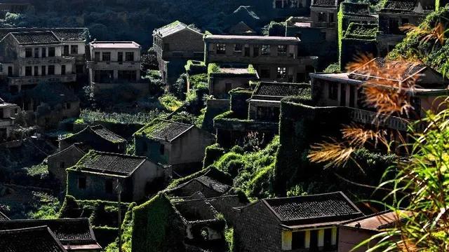 Kampung nelayan di pulau gouqi di teluk hangzhou, china.Pulau Gouqi  adalah kepulauan terbesar Cina Namun saat ini dengan pesatnya perkembangan industry membuat sebagian besar wilayahntya berubah secara signifikan.Akibatnya, banyak desa-desa nelayan ...