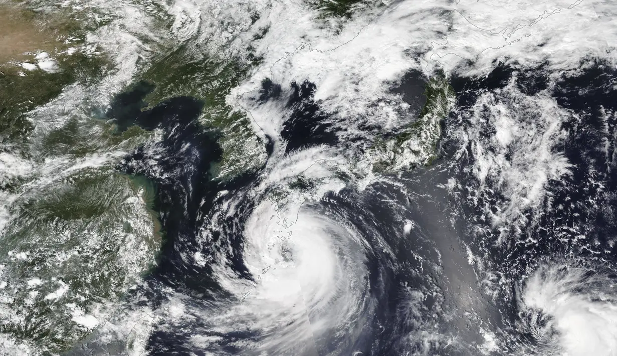 gambar satelit yang dirilis oleh NASA menunjukkan Badai Tropis Khanun, menjulang di pulau barat daya Jepang pada Selasa ini, 8 Agustus 2023. (NASA Worldview, Earth Observing System Data and Information System (EOSDIS) via AP)