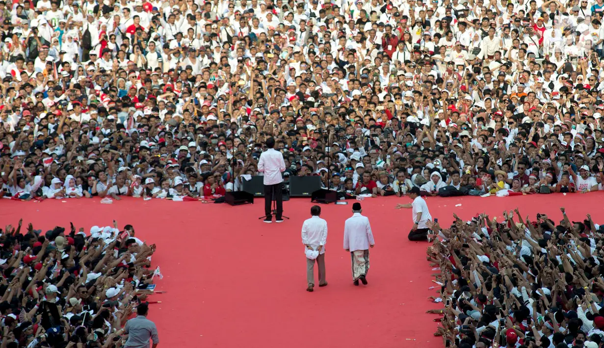 Capres nomor urut 01 Joko Widodo atau Jokowi didampingi Cawapres Ma’ruf Amin dan Wapres Jusuf Kalla saat menghadiri kampanye akbar di Stadion Utama GBK, Senayan, Jakarta, Sabtu (13/4). Kampanye yang dihadiri 500 musisi artis dan budayawan bertajuk Konser Putih Bersatu. (merdeka.com/Imam Bukhori)