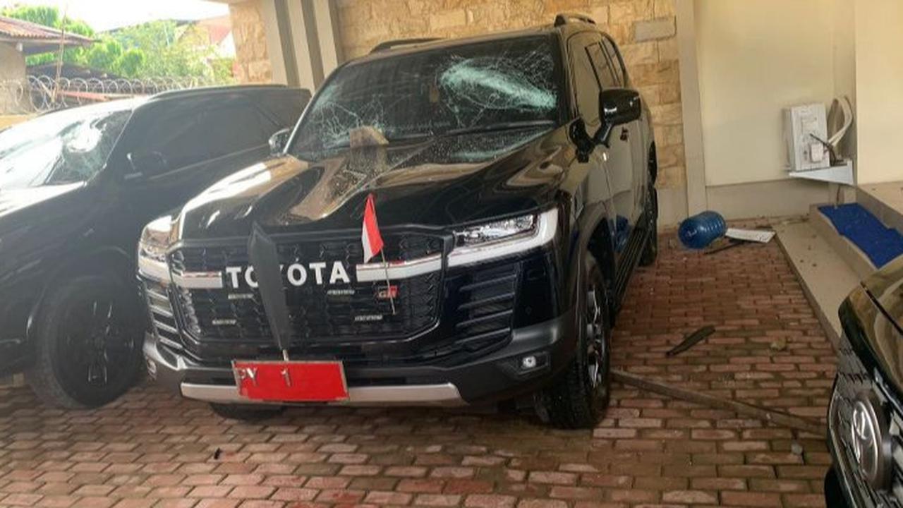 Kondisi Sorong Memanas, Empat Mobil Dinas Gubernur Elisa Kambu Dirusak Buntut Tahanan Politik Kasus Makar Dipindah