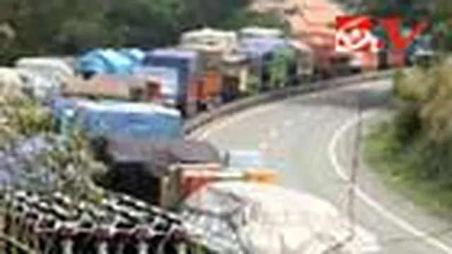Antrean Truk Mengular Sebelas Kilometer