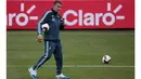 Pelatih Argentina, Edgardo Bauza saat memimpin sesi latihan timnas Argentina jelang melawan Peru pada kualifikasi Piala Dunia 2018 di Lima, Peru (4/10/2016). (REUTERS/Guadalupe Pardo)