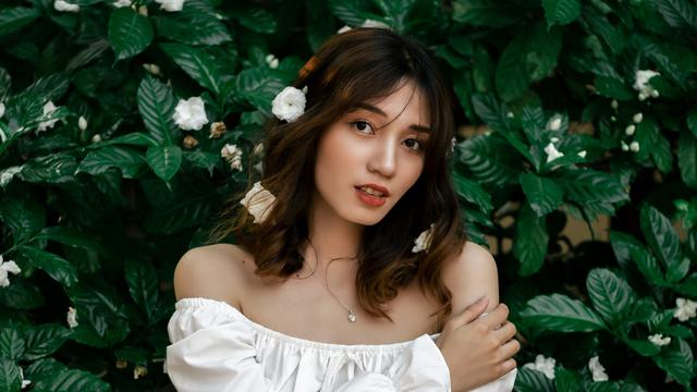 tersenyum manis malu-malu cantik zodiak bunga