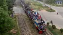 Muslim Bangladesh pergi menggunakan kereta setelah ambil bagian dalam Akheri Munajat (doa terakhir) selama pertemuan Muslim tahunan 'Biswa Ijtema' di Tongi, utara Dhaka, Minggu (12/1/2020). Bishwa Ijtema merupakan merupakan pertemuan terbesar kedua Muslim di dunia setelah haji. (MUNIR UZ ZAMAN/AFP)