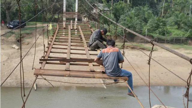 Jembatan Gantung Putus di Bungo Jambi, Warga Terpaksa Sebrangi Sungai dengan Perahu