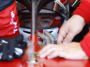 Pebalap Scuderia Ferrari, Charles Leclerc mengalami hasil buruk di F1 GP Prancis. Pebalap asal Polandia itu tergelincir dan menghantam dinding pembatas saat lap ke-18. Kejadian tersebut menambah daftar catatan kesialan Leclerc di ajang Formula 1 musim 2022. (AP/Pool/Eric Gaillard)