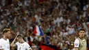 Ekspresi Pemain Jerman, Benedikt Hoewedes, Julian Draxler dan Mario gomez saat kalah dari Prancis pada semifinal piala Eropa 2016 di Stade Velodrome, Marseille, (7/7/2016). (EPA/Guillaume Horcajuelo)