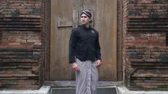 Inilah potret Verrell Bramasta saat mengenakan baju adat jawa. Ia mengenakan kain jarik sebagai bawahan. Kain yang bernuansa jawa dengan motif batik ini sukses membuatnya tampil kece. (Liputan6.com/IG/bramastavrl)