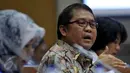 Menkominfo Rudiantara memberikan paparan ketika Rapat Kerja dengan Komisi I DPR di Kompleks Parlemen, Senayan, Jakarta, Senin (18/4). Rapat itu membahas mengenai laporan izin penyelenggaraan stasiun TV dan radio di Indonesia. (Liputan6.com/Johan Tallo)