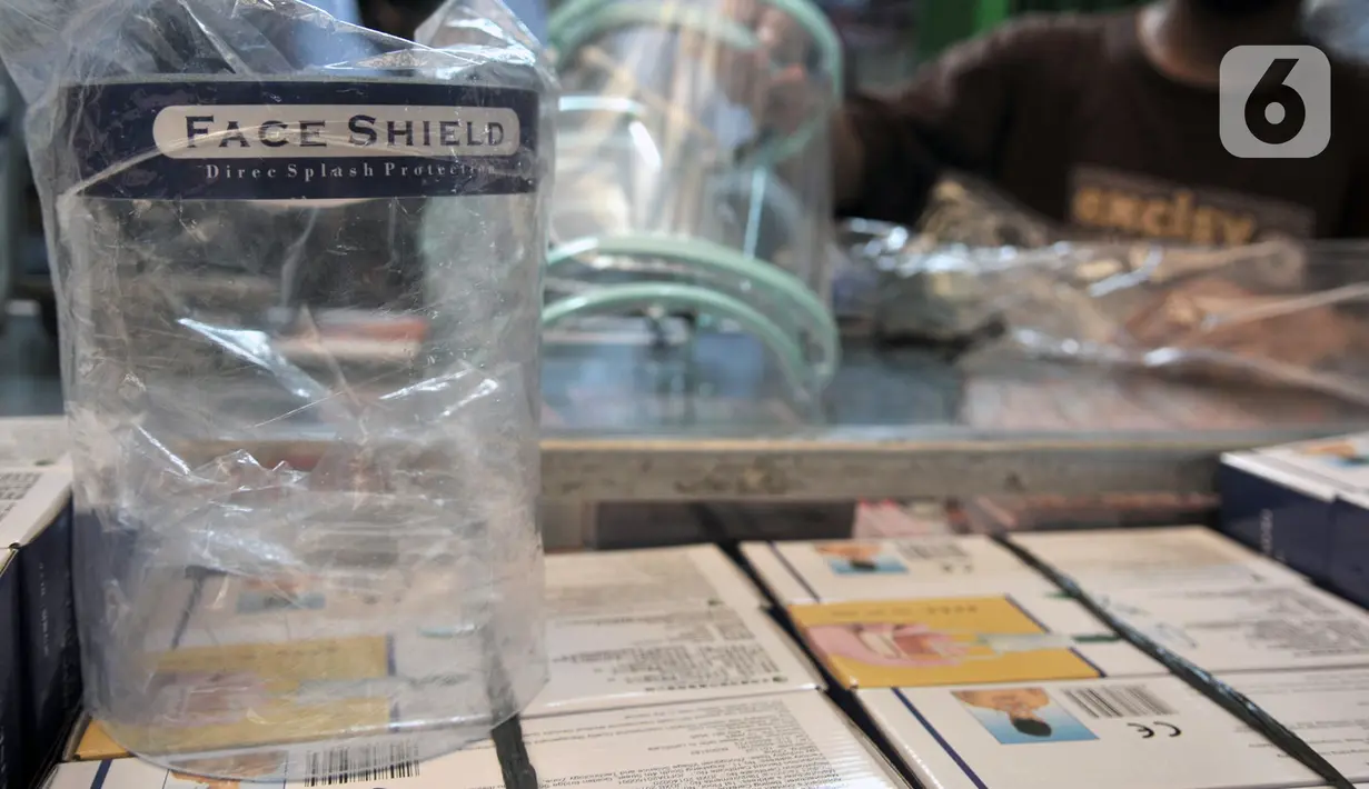 Alat pelindung wajah atau face shield dijual di salah satu kios Pasar Pramuka, Jakarta, Rabu (3/6/2020). Jelang pemberlakuan new normal, penjualan face shield meningkat dalam beberapa hari terakhir. (merdeka.com/Iqbal S. Nugroho)