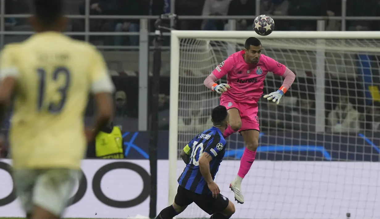 Penjaga gawang FC Porto, Diogo Costa (kanan) menghalau bola diudara dari jangkauan pemain Inter Milan, Lautaro Martinez dalam pertandingan leg pertama babak 16 besar Liga Champions 2022/2023 yang berlangsung di San Siro, Milan, Kamis (23/2/2023) WIB. (AP Photo/Luca Bruno)