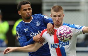 Penyerang Everton asal Senegal #10, Iliman Ndiaye (kiri), berebut bola dengan gelandang Crystal Palace asal Inggris #20, Adam Wharton (kanan), dalam pertandingan&nbsp;Premier League antara Everton dan Crystal Palace di Stadion Hill Dickinson, Liverpool, Inggris barat laut, pada 5 Oktober 2025. (Darren Staples/AFP)