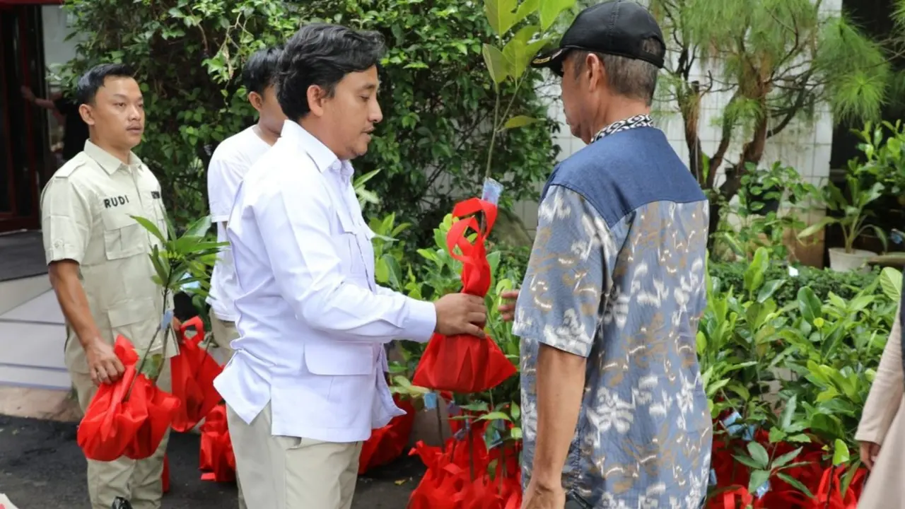 Ketua DPP Gerindra yang juga Anggota DPRD DKI Jakarta, Setyoko, membagikan bibit pohon buah ke warga dalam rangka HUT ke-18 Gerindra.