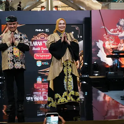 Wali Kota Tarakan, dr. H. Khairul, M.Kes., didampingi sang istri yang juga Ketua Dekranasda Kota Tarakan, Sitti Rujiah, S.Keb., Bdn., melangkah percaya diri di atas panggung pada (10/8/2025). [Dok/KLY/Adhib].