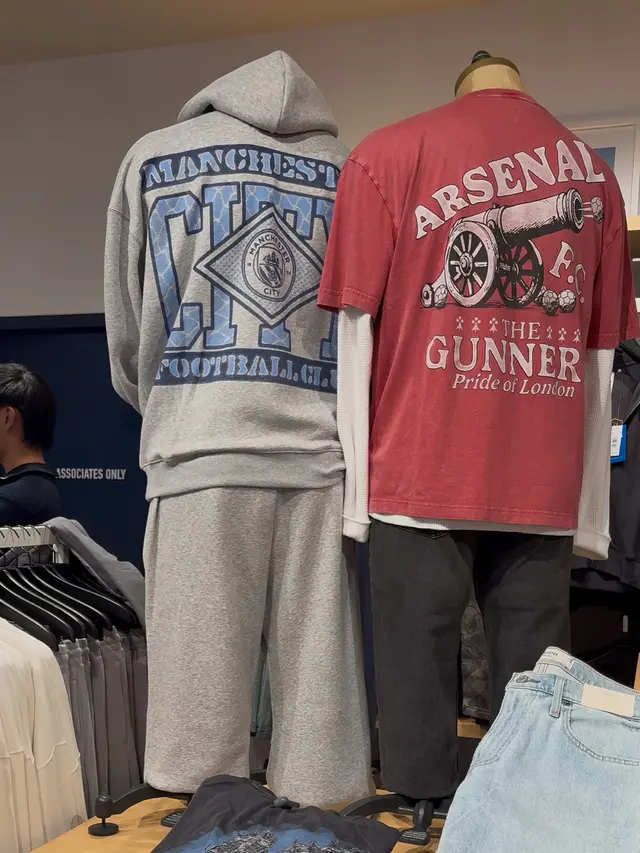 Koleksi Busana Pria Hollister di Indonesia. [Anisha/Fimela]