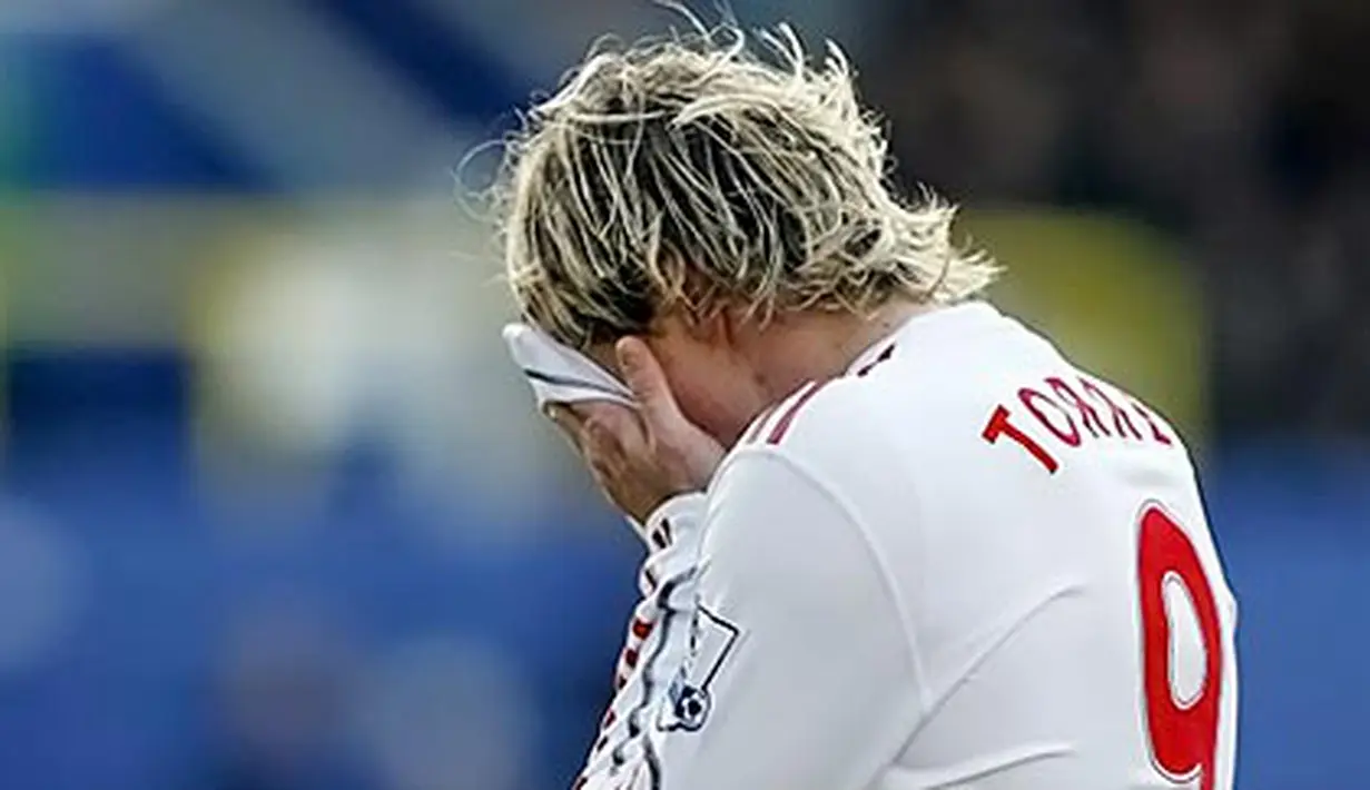 Kekecewaan Fernando Torres ketika Liverpool dibekuk Portsmouth 0-2 dalam lanjutan Liga Premier di Fratton Park, 19 Desember 2009. AFP PHOTO/Glyn Kirk
