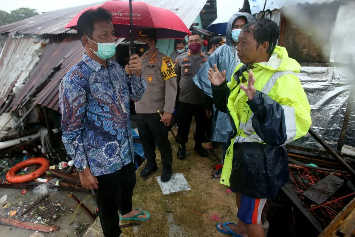 Wali Kota Batam, Muhammad Rudi, memediasi pengusaha dan warga yang rumahnya dihantam tongkang di Tanjunguma. (Foto: Liputan6.com/Ajang Nurdin)