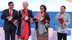 Menko Kemaritiman Luhut Pandjaitan, Direktur Pelaksana IMF Christine Lagarde, Menkeu Sri Mulyani bersama Gubernur BI Agus Martowardojo memukul tifa saat pembukaan High - Level International Conference di Jakarta, Selasa (27/2). (Liputan6.com/JohanTallo)