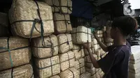 Pedagang menata wadah besek bambu di Kawasan Jatinegara, Jakarta, Rabu (6/7/2022). Jelang Idul Adha, penjualan besek untuk tempat daging kurban yang ramah lingkungan mengalami peningkatan. (Liputan6.com/Faizal Fanani)
