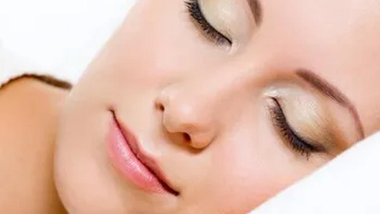 Tidur dengan makeup mungkin tampak sepele, tetapi dampak buruknya terhadap kulit tidak boleh diabaikan.