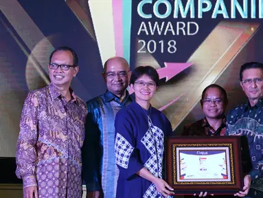 Head of Corporate Communication, Irnawati W Kahardja (ketiga kiri) mewakili pimpinan PT Surya Citra Media Tbk menerima penghargaan Fast Growing New Public Company kategori Trade Services and Investment di Jakarta, (31/7). (Liputan6.com/Helmi Fithriansyah)