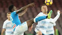 Gelandang Napoli, Amadou Diawara (kiri) berebut bola dengan pemain Lazio, Sergej Milinkovic-Savic, pada laga lanjutan Serie A 2016-2017, di Stadion San Paolo, Naples, Minggu (6/11/2016) dini hari WIB. Laga berakhir imbang 1-1.  (AFP/Carlo Hermann)