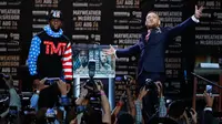 Petinju Floyd Mayweather Jr dan Juara mixed martial arts Conor McGregor berpose saat jumpa pers di Staples Center Los Angeles, AS (12/7). Mayweather dan McGregor akan bertanding pada 26 Agustus 2017. (AP Photo/Jae C. Hong)